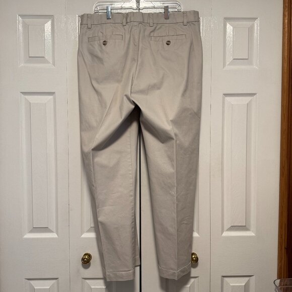 GAP Mens 38 x 32 Relaxed Fit Khakis - Picture 3 of 4